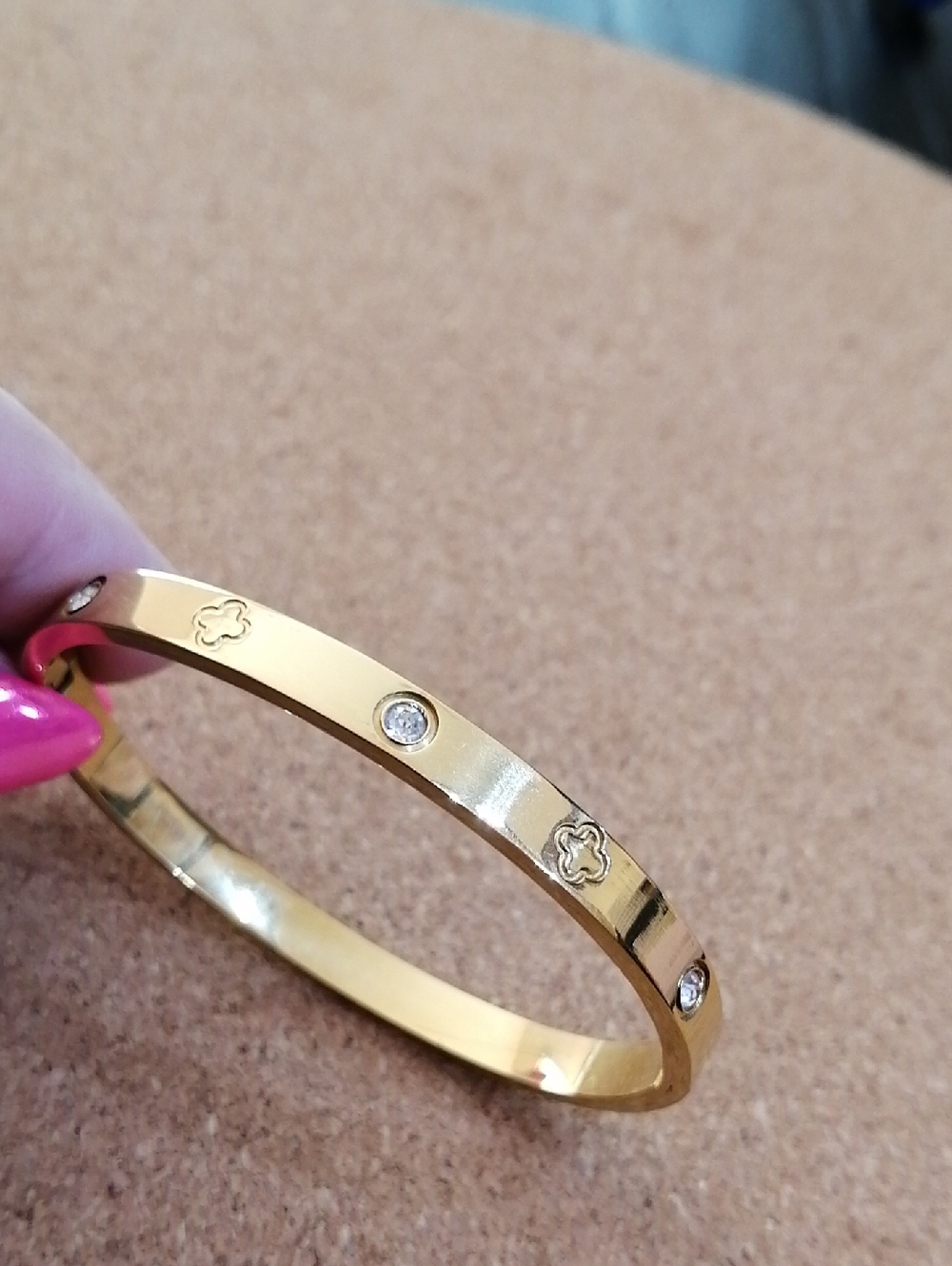 Stylish Elegant Gold Tone Clover Sparkling Crystal Accents Hinged Bracelet